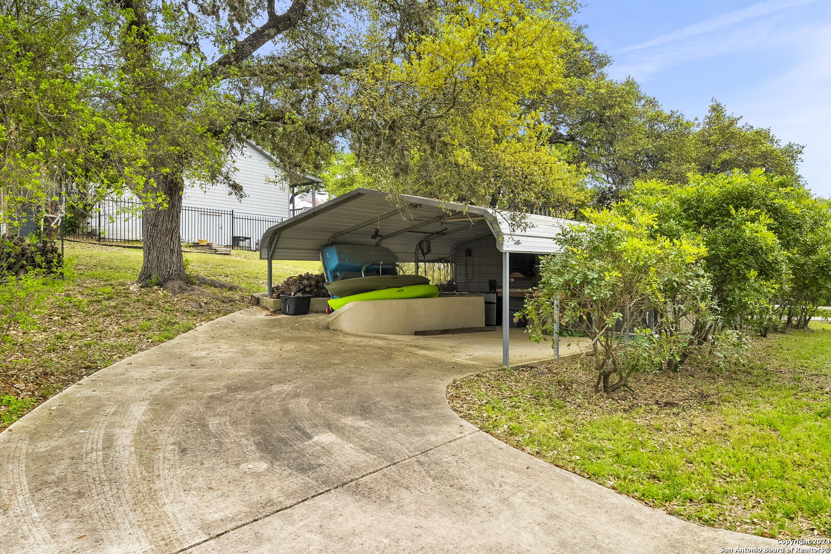 1060 SUMMIT RD
