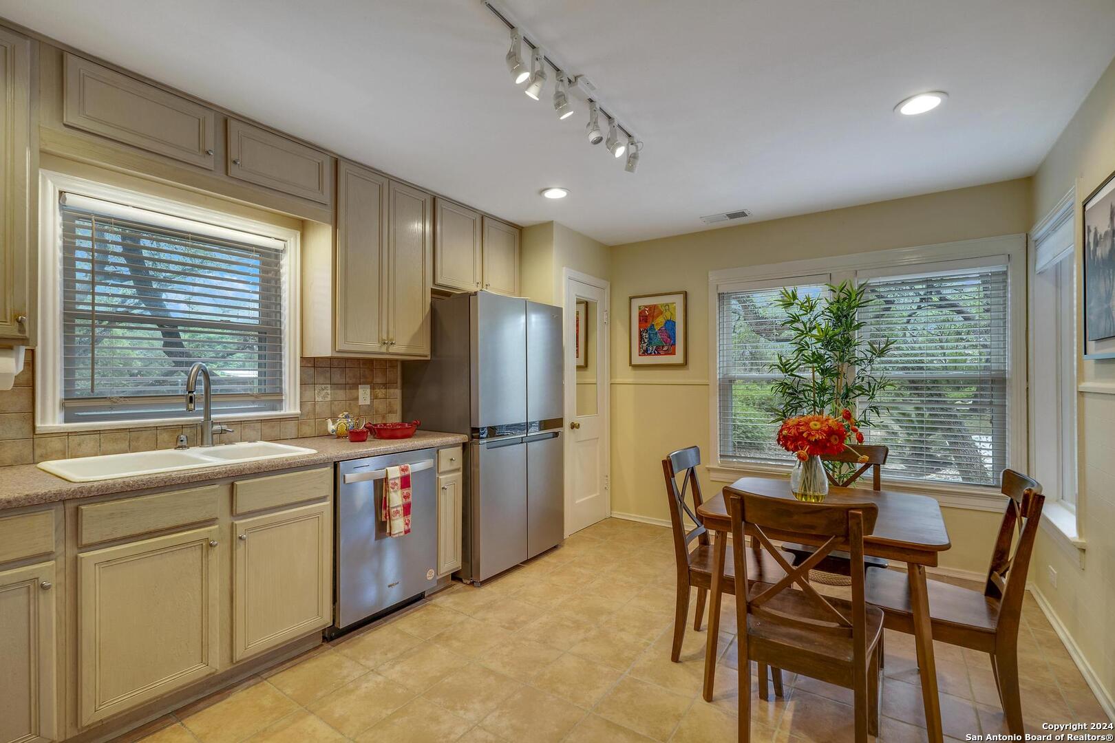 302 ZORNIA DR