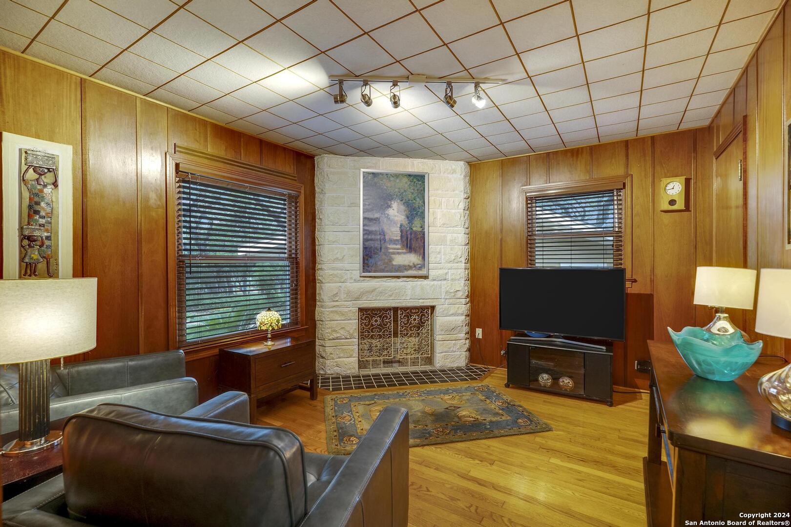 302 ZORNIA DR