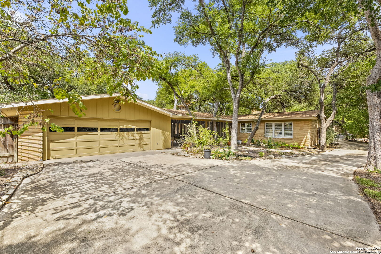 215 CAROLWOOD DR