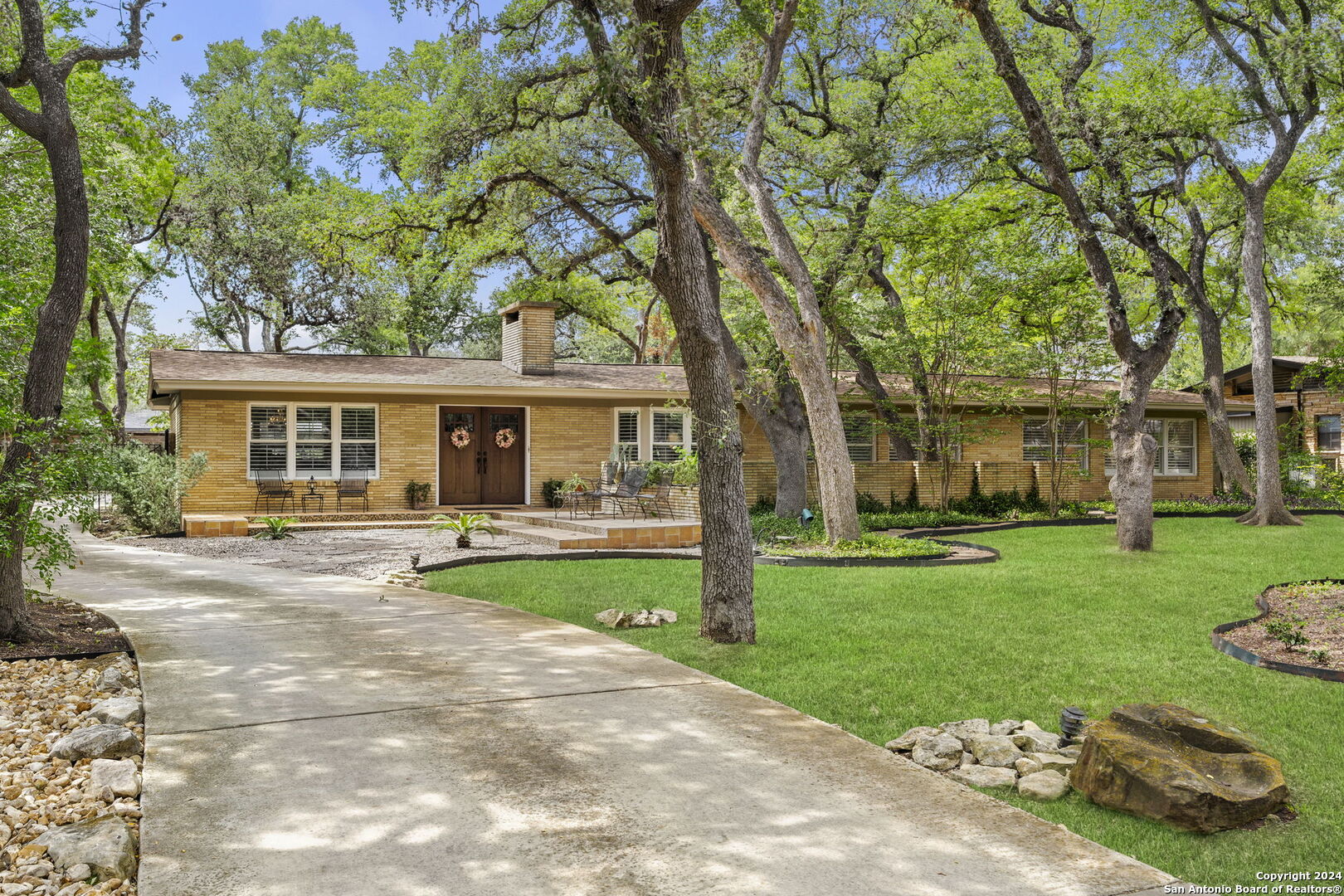 215 CAROLWOOD DR