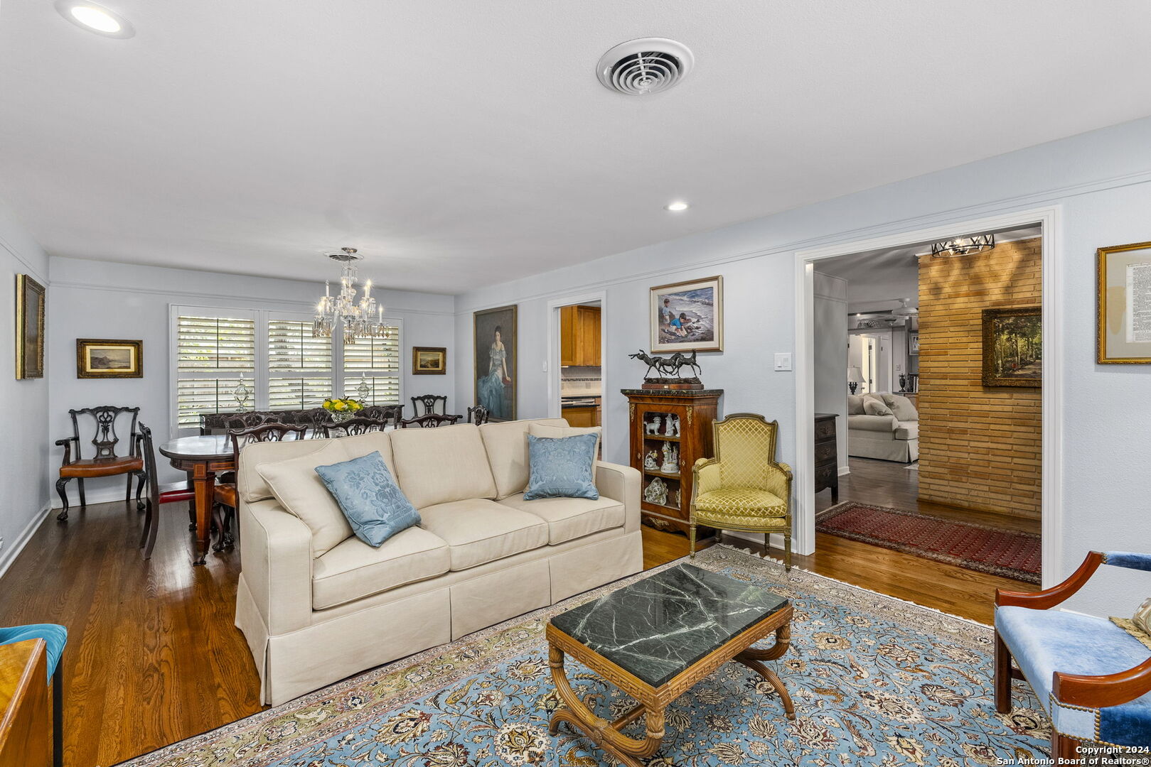 215 CAROLWOOD DR