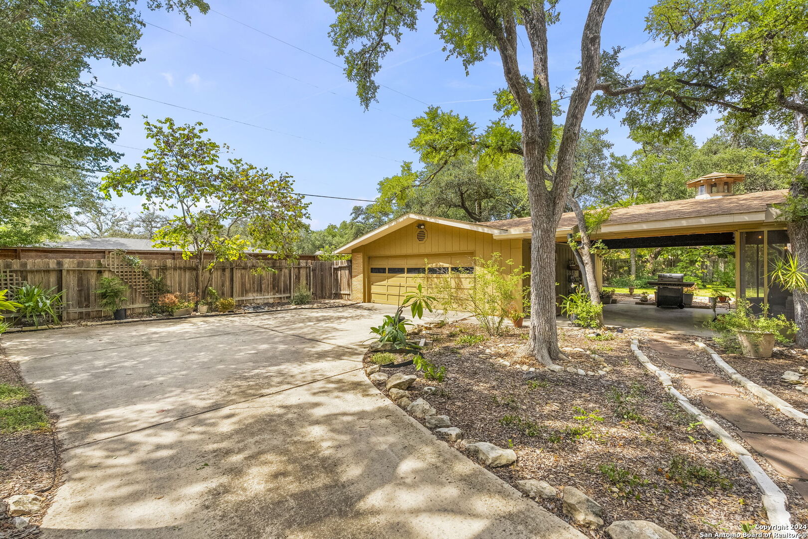 215 CAROLWOOD DR