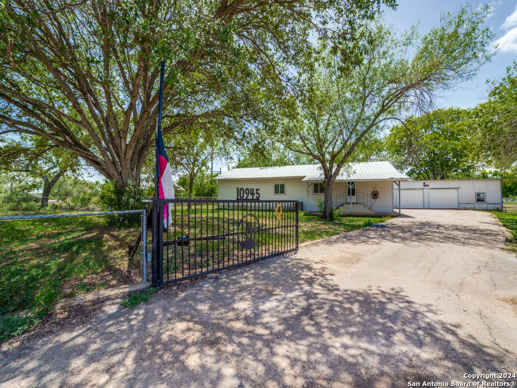 10945 West Loop 1604