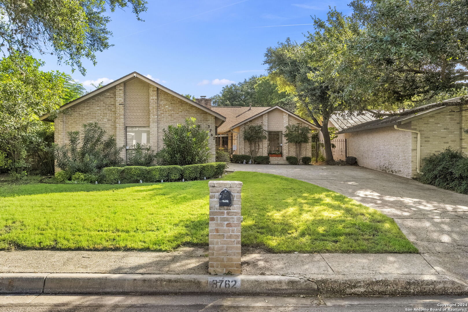 3762 HUNTERS CIR
