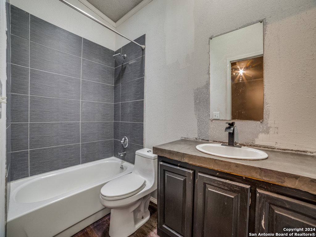 327 W G EDWARDS LN