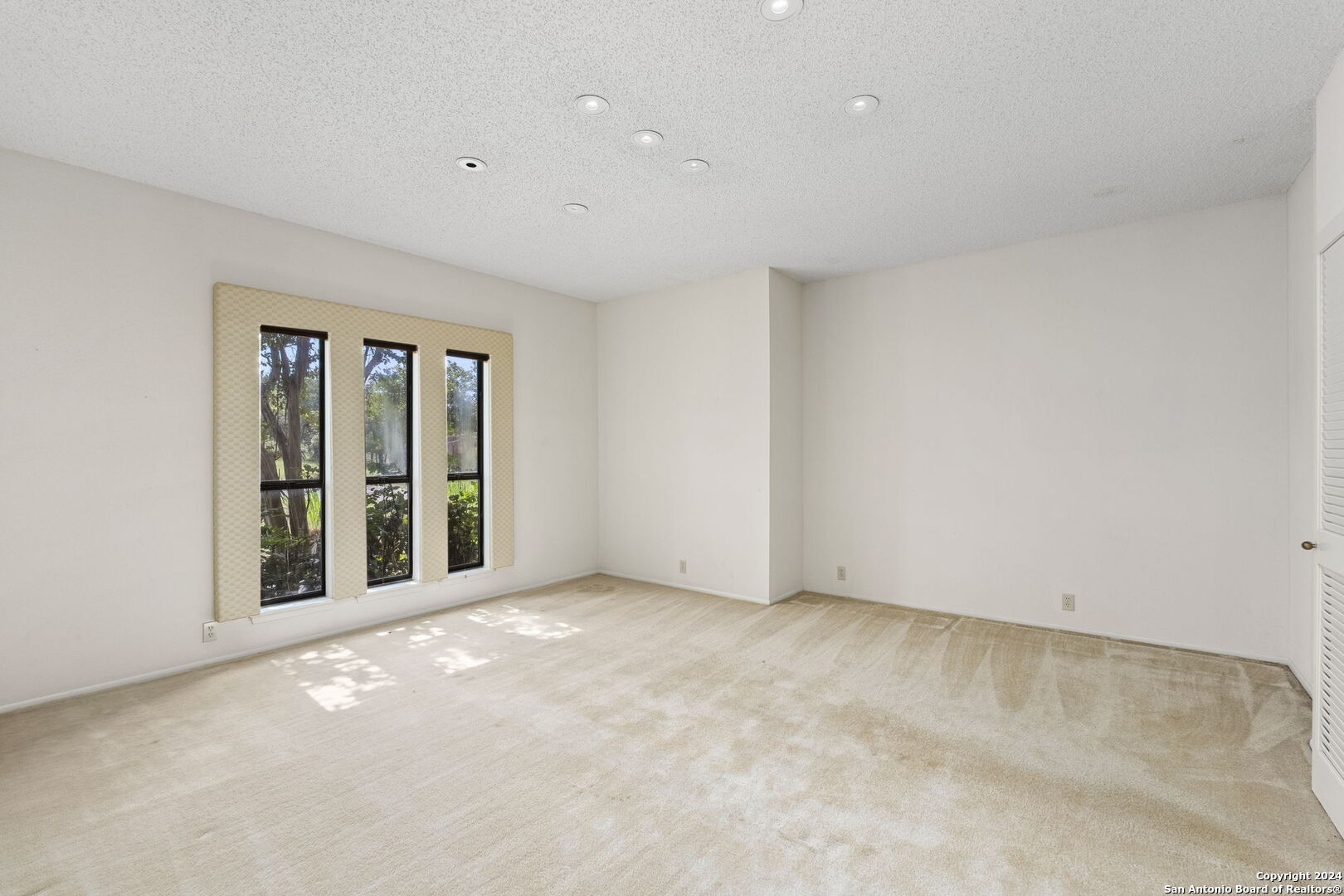 120 ROUNDUP DR