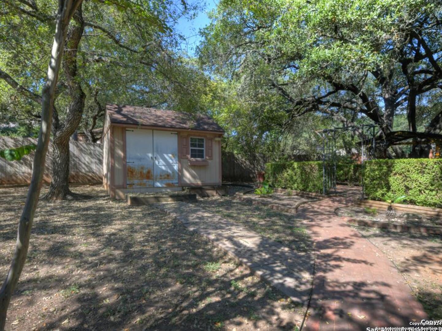 1304 BIRCHWOOD CIR