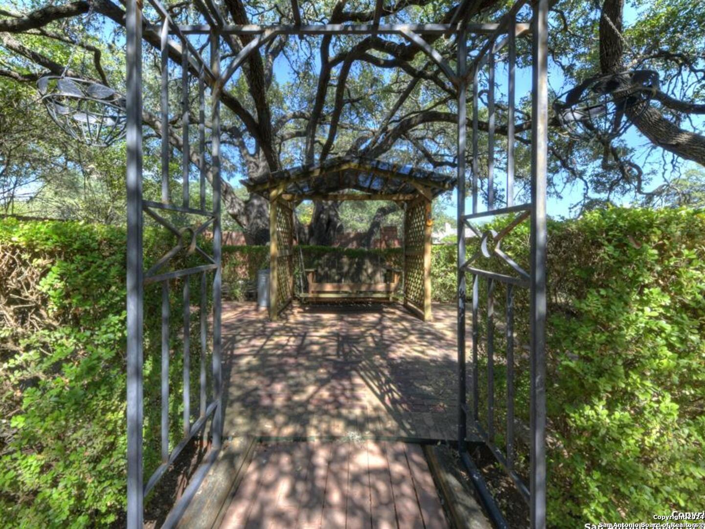 1304 BIRCHWOOD CIR