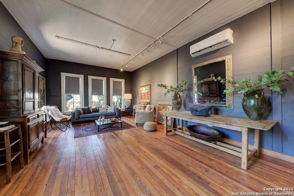 492 E MAIN ST