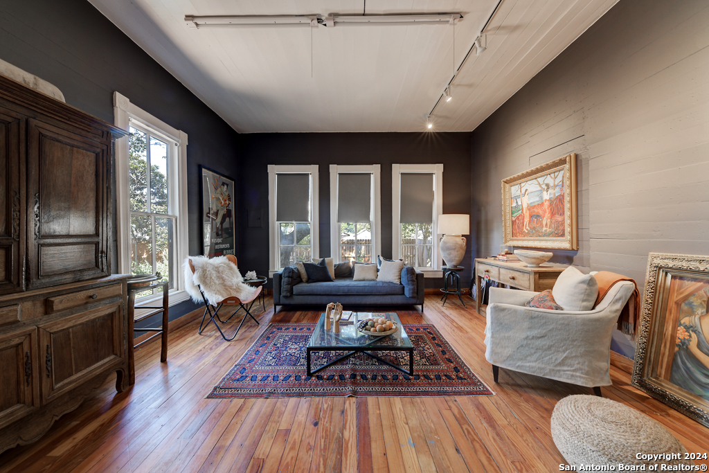 492 E MAIN ST