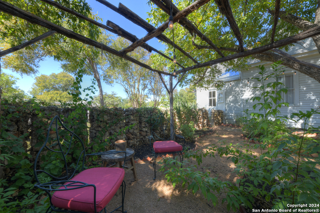 492 E MAIN ST