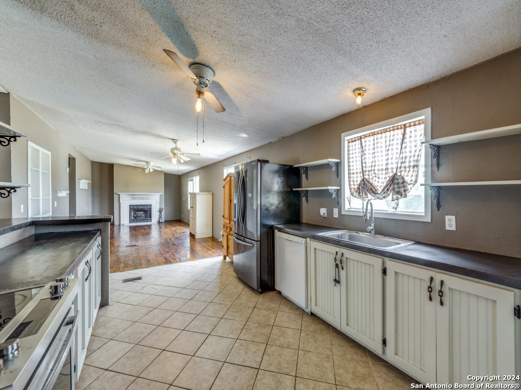 1097 Mountain View Dr