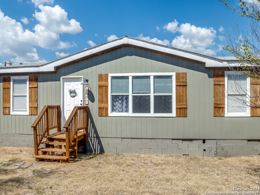 1097 Mountain View Dr