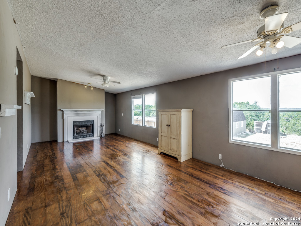 1097 Mountain View Dr
