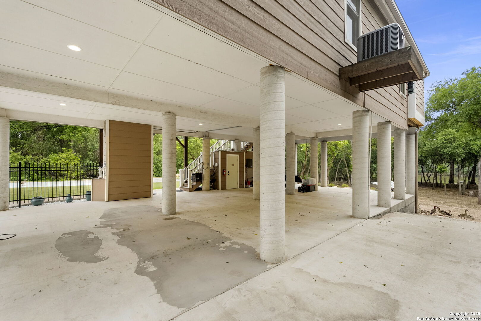 3615 RIVERSIDE DR