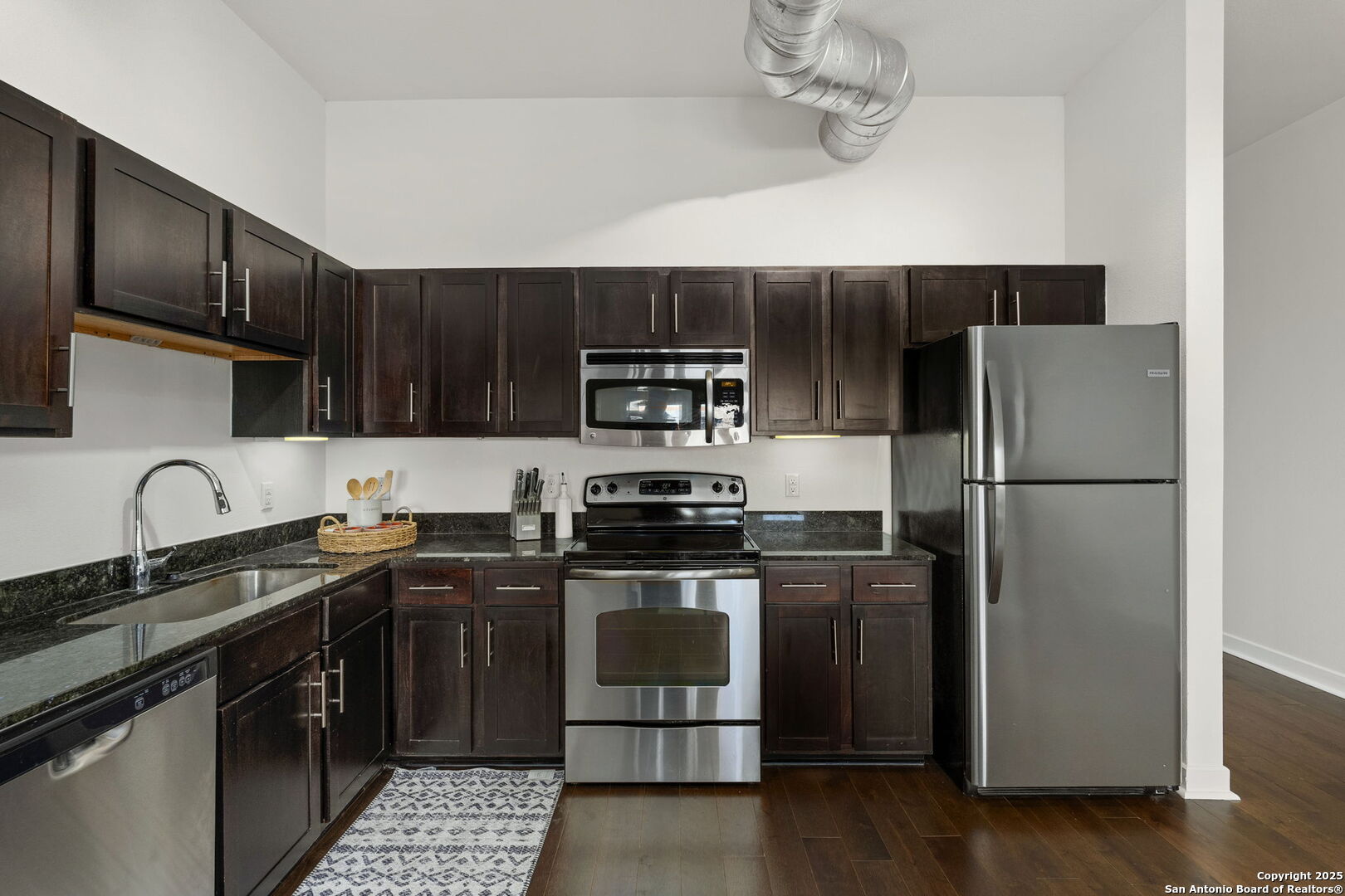 1401 S FLORES ST 309