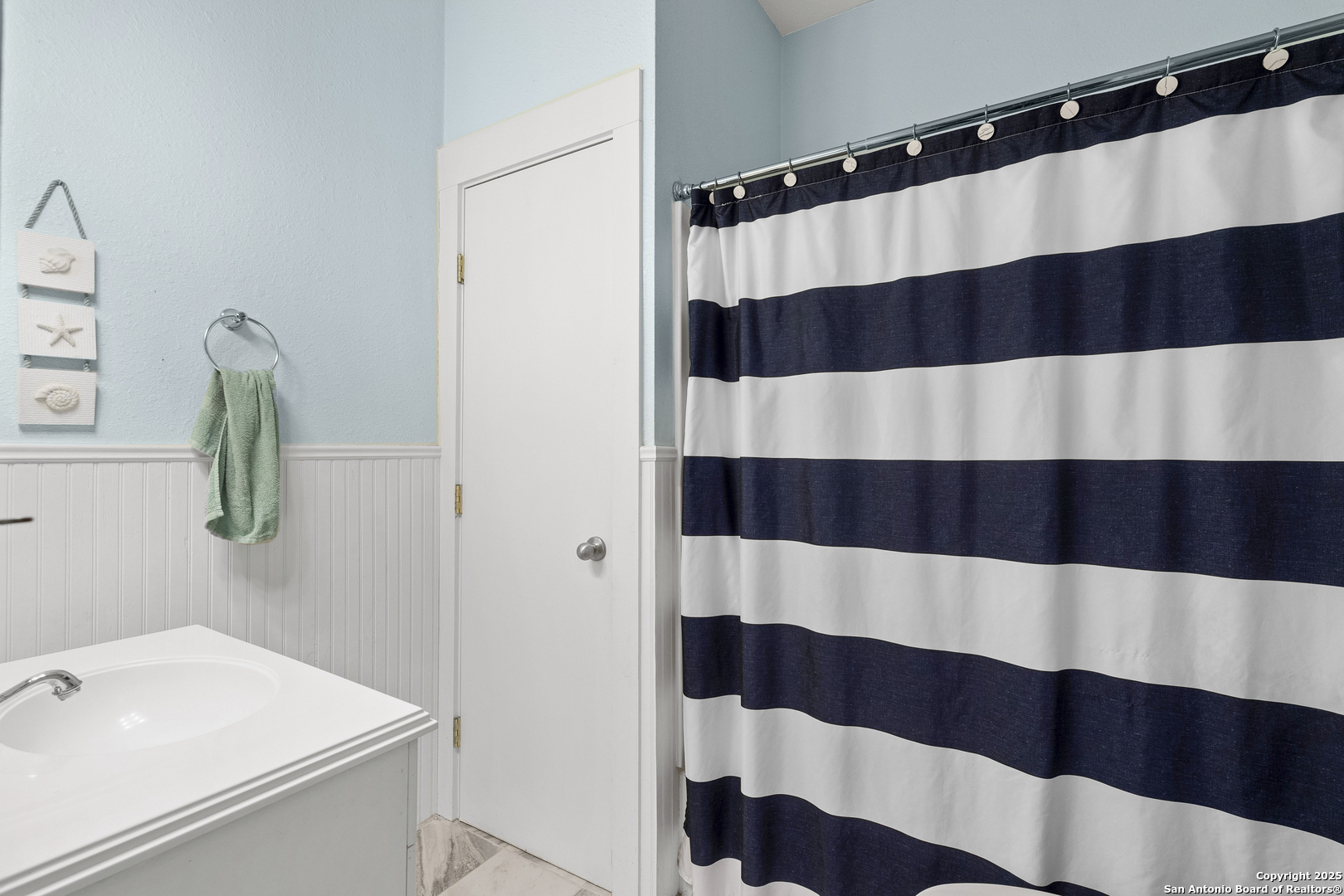 541 Robindale