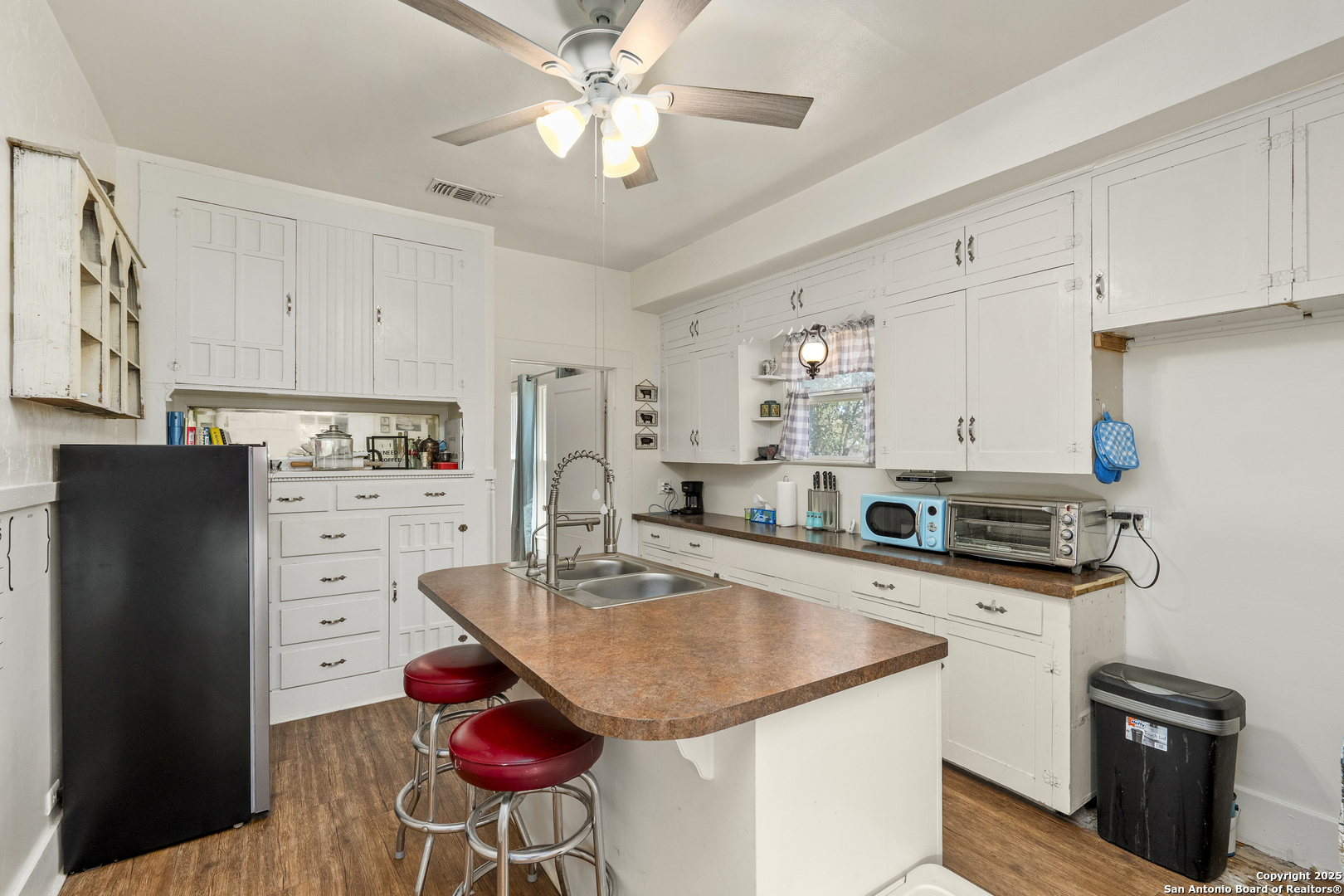 541 Robindale