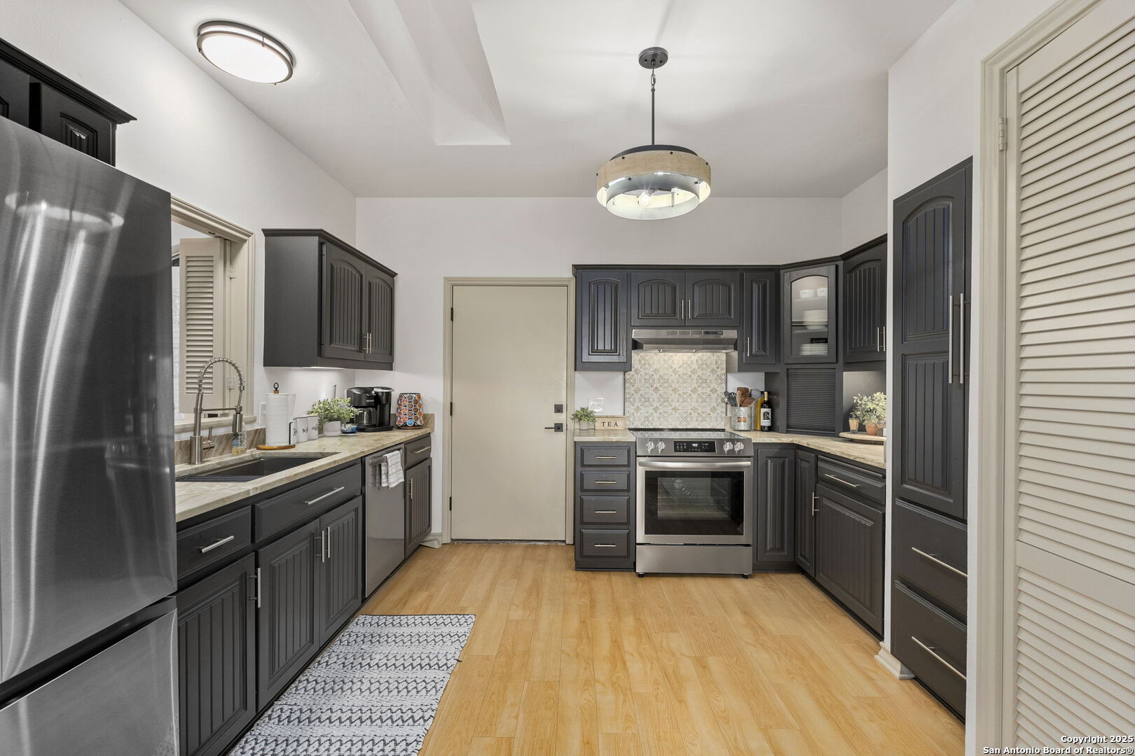1044 EDINBURGH DR 1044