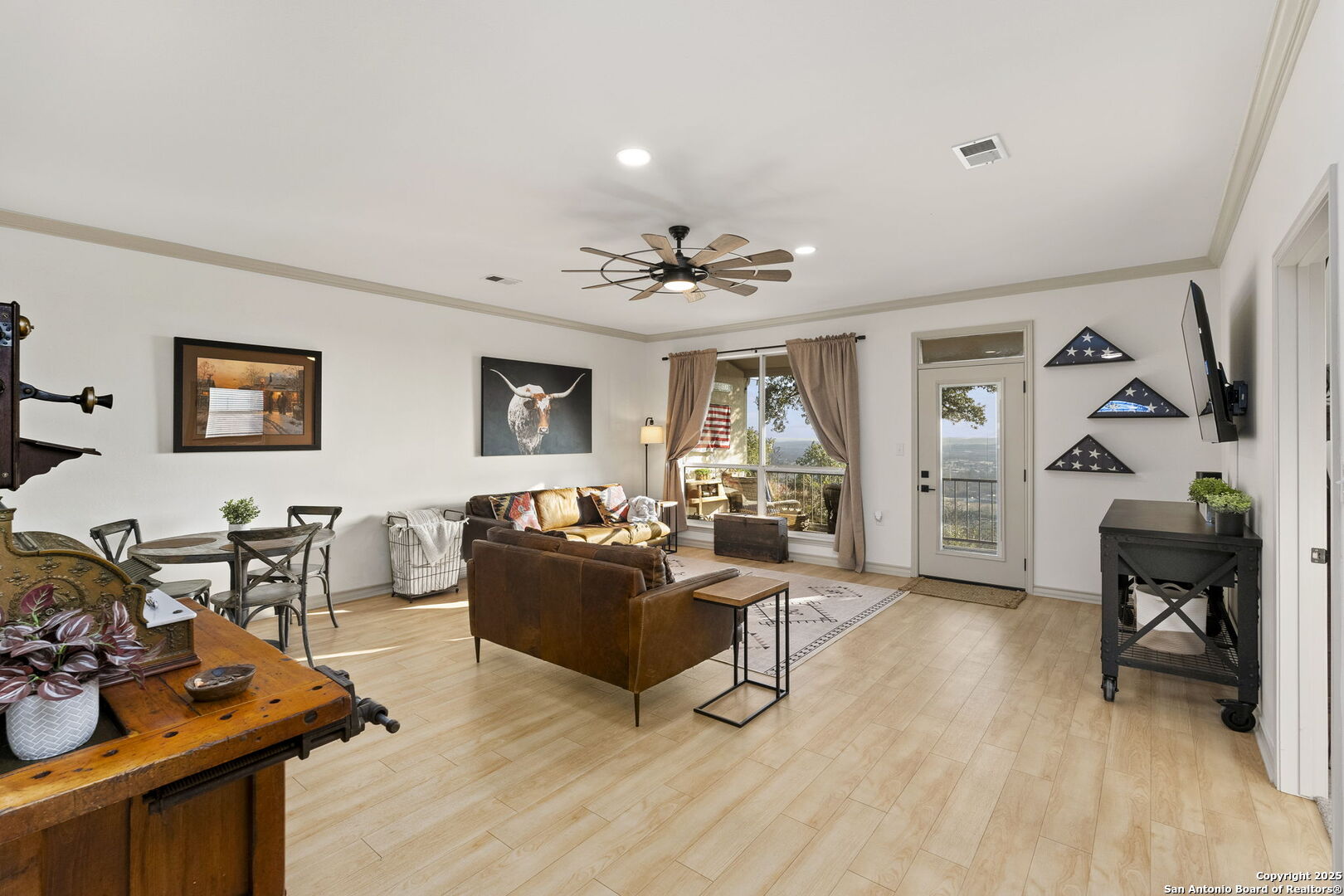1044 EDINBURGH DR 1044