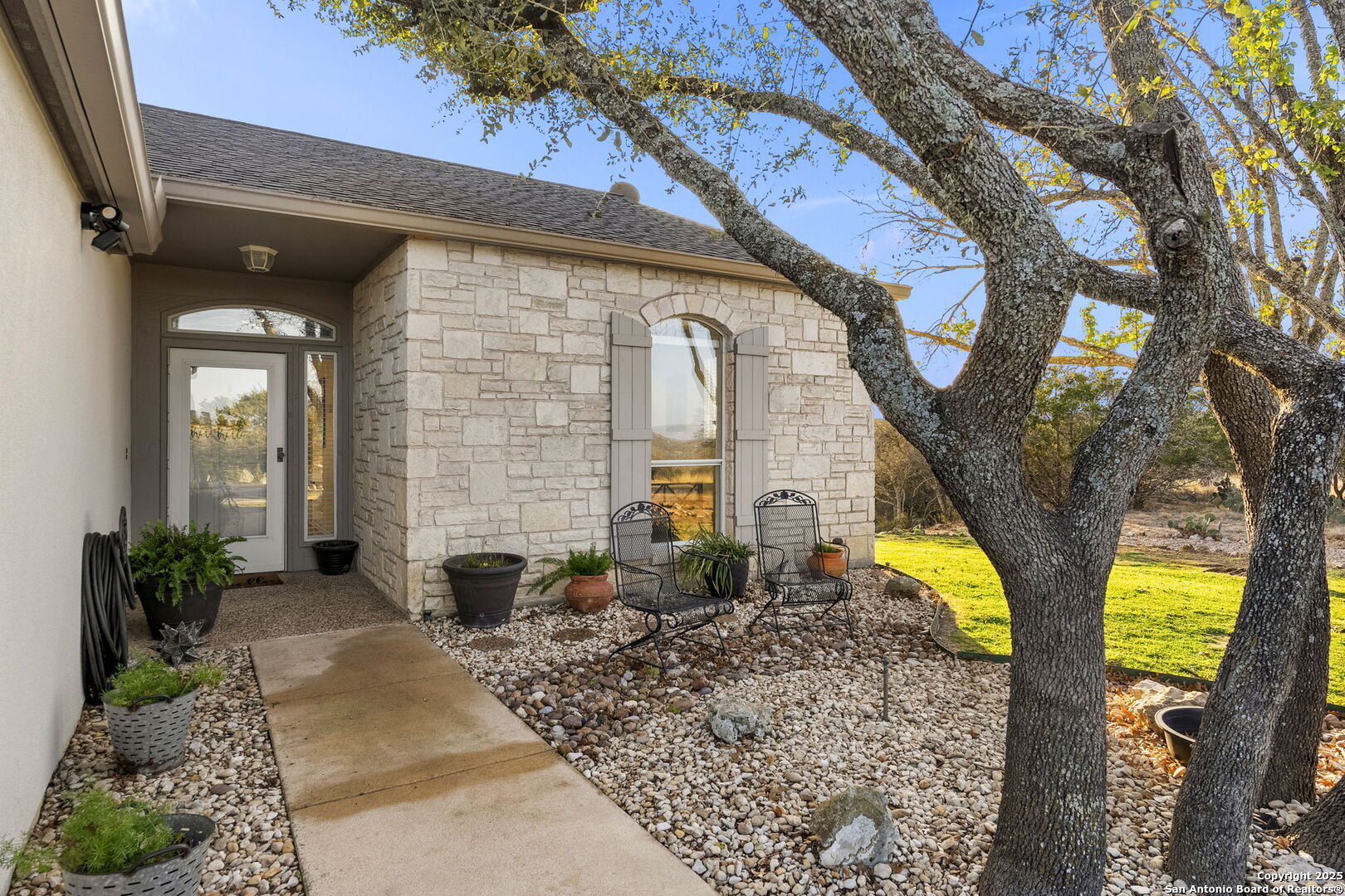 1044 EDINBURGH DR 1044