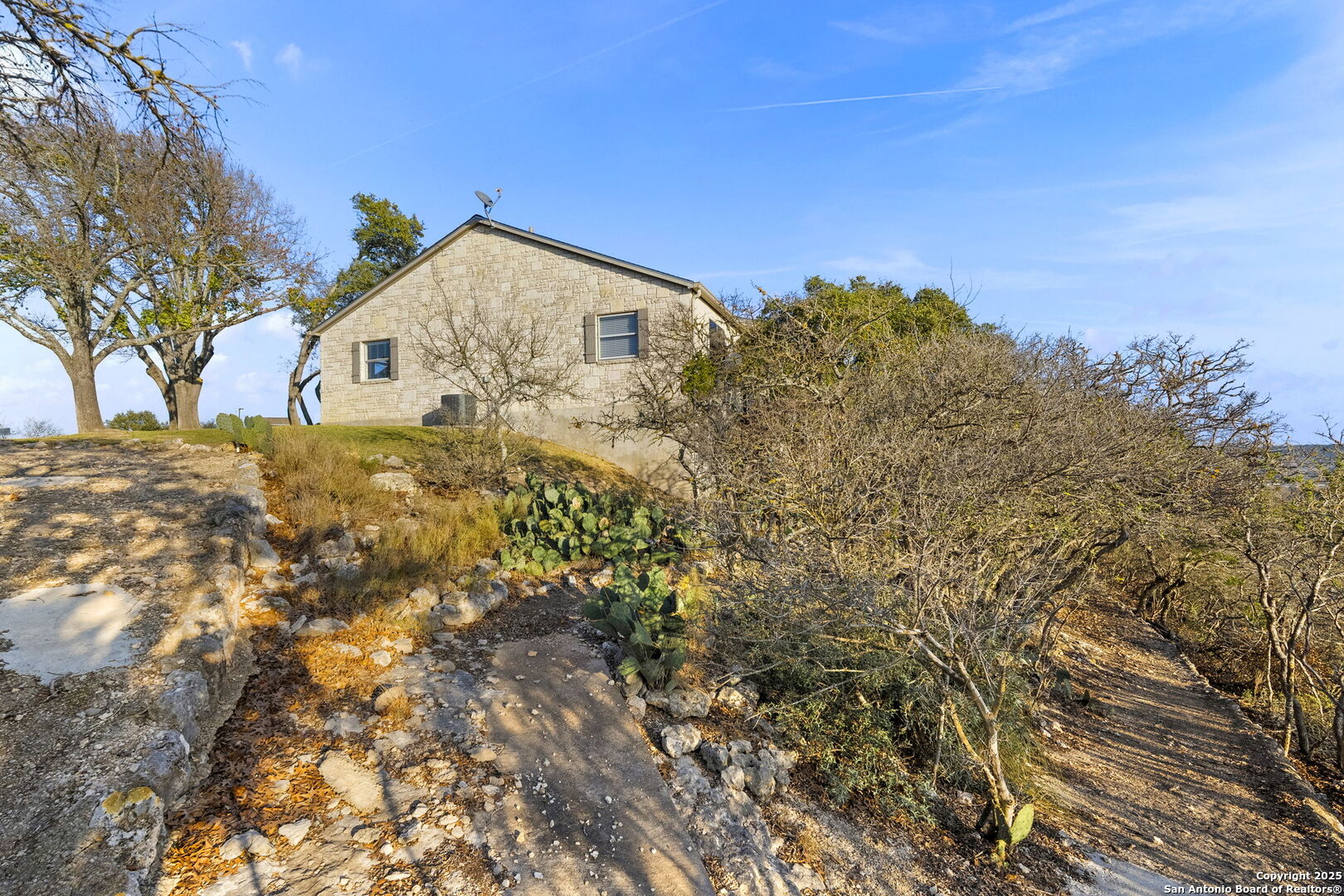 1044 EDINBURGH DR 1044