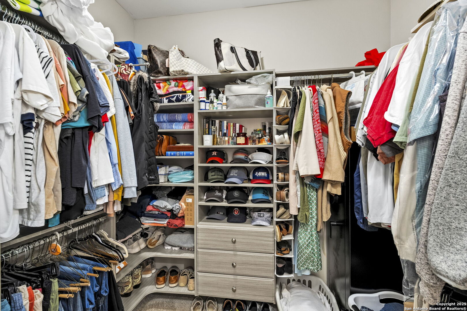 1044 EDINBURGH DR 1044