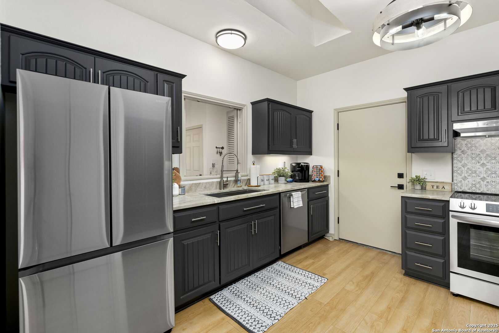 1044 EDINBURGH DR 1044