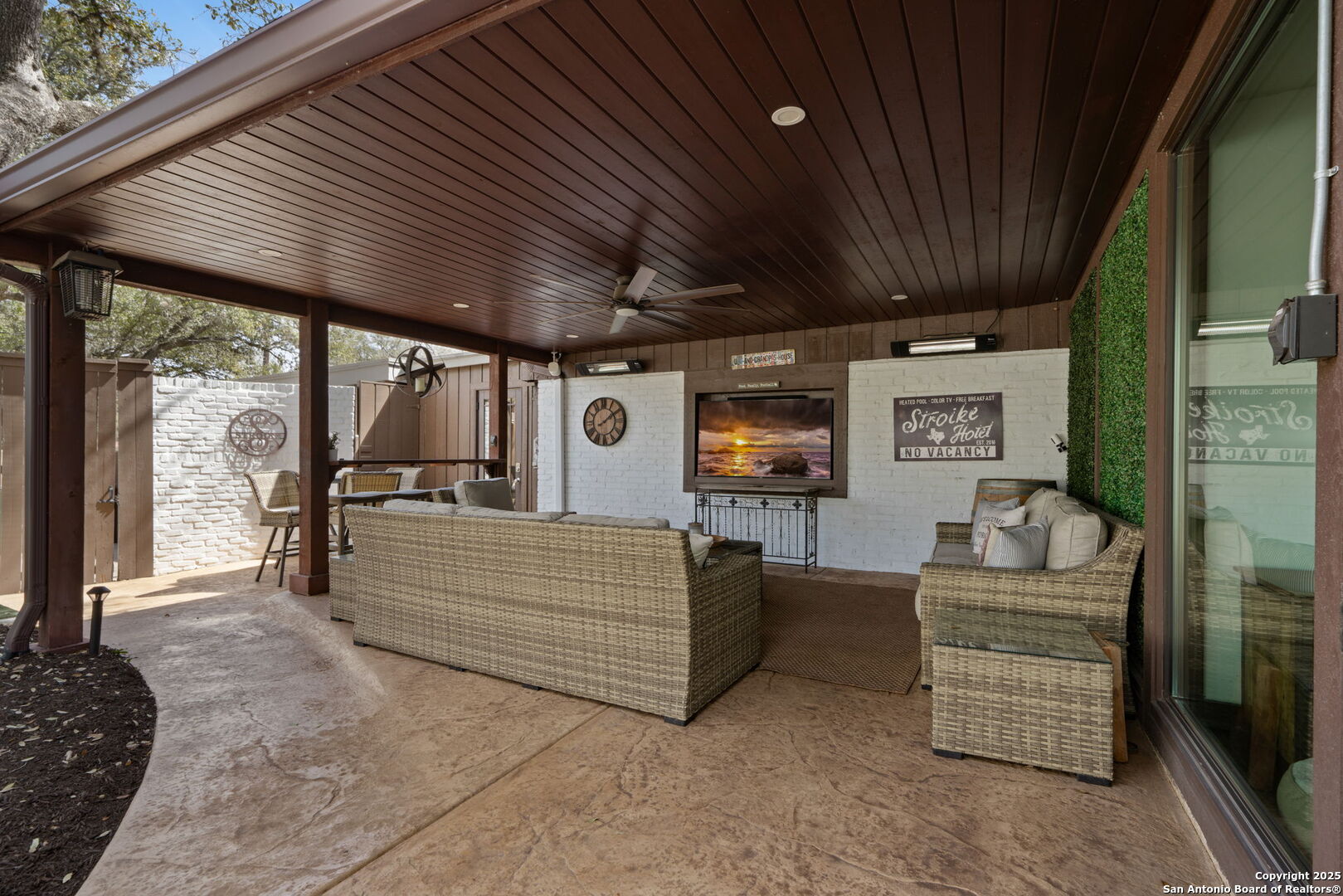 222 Royal Oaks
