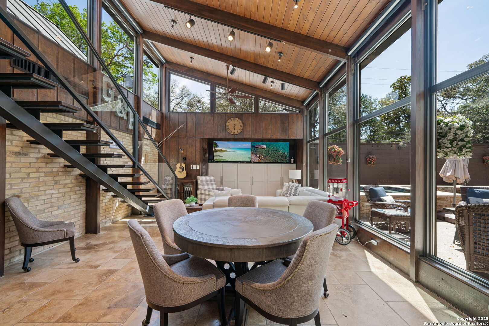 222 Royal Oaks
