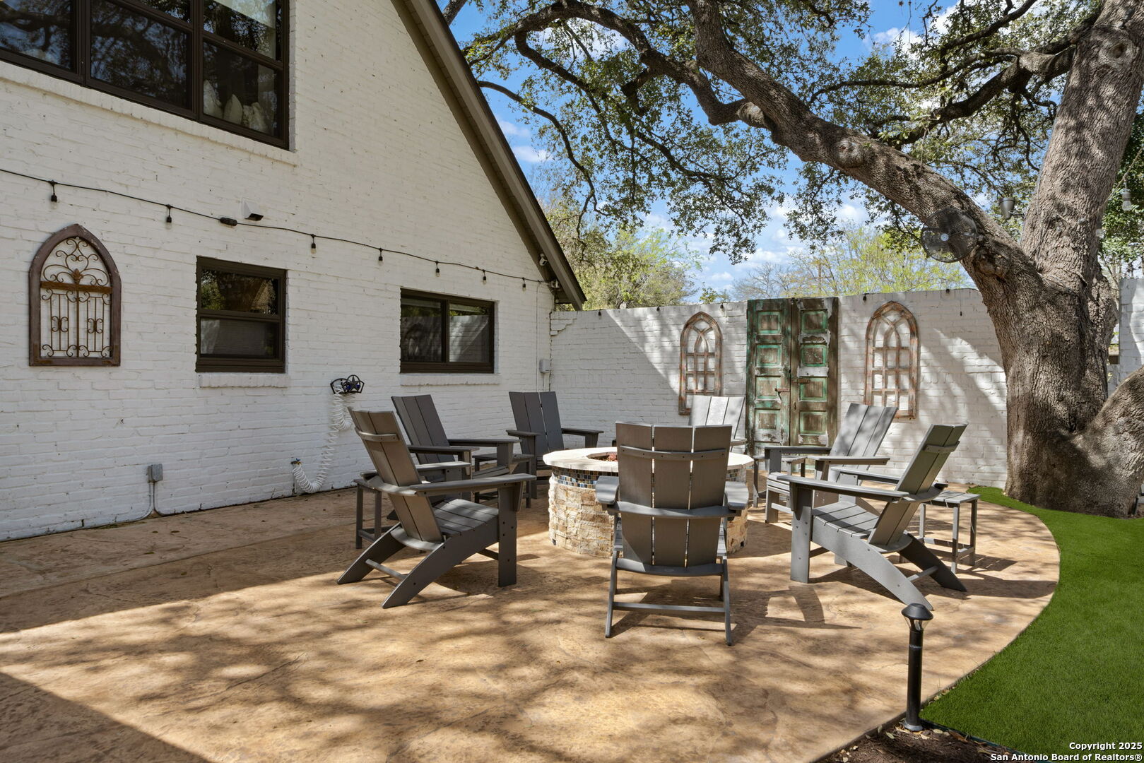 222 Royal Oaks