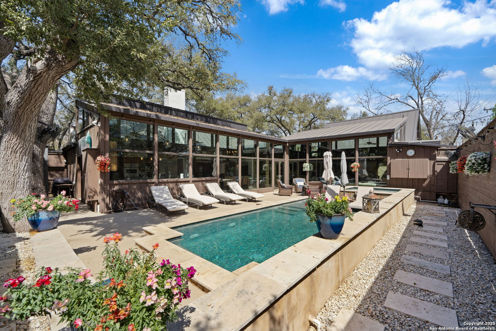 222 Royal Oaks
