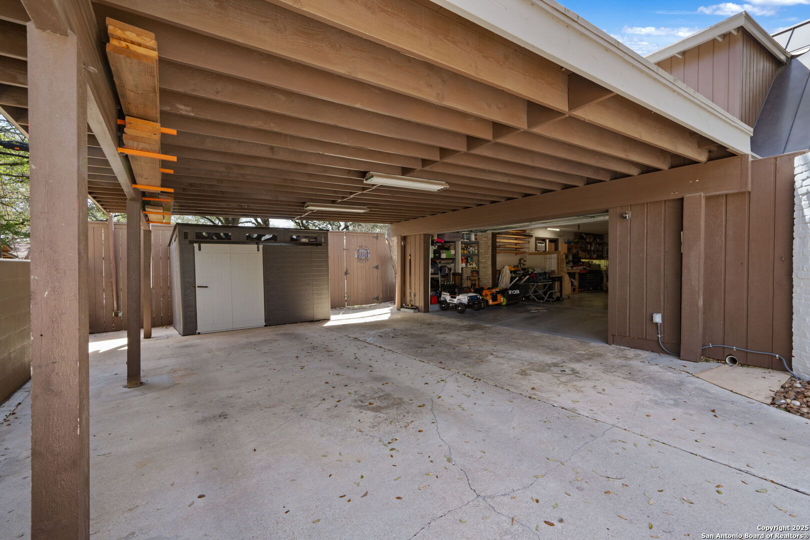 222 Royal Oaks