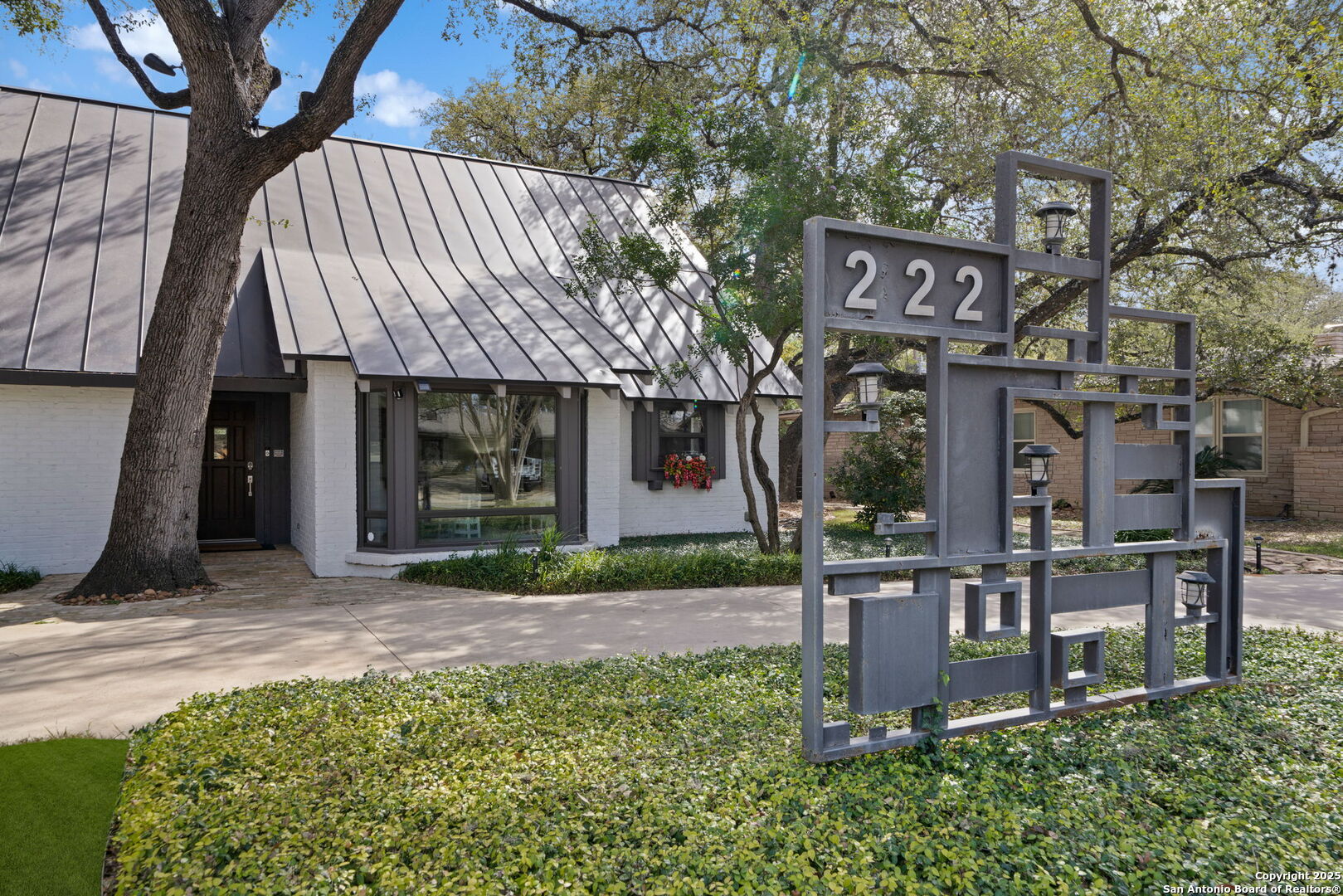 222 Royal Oaks
