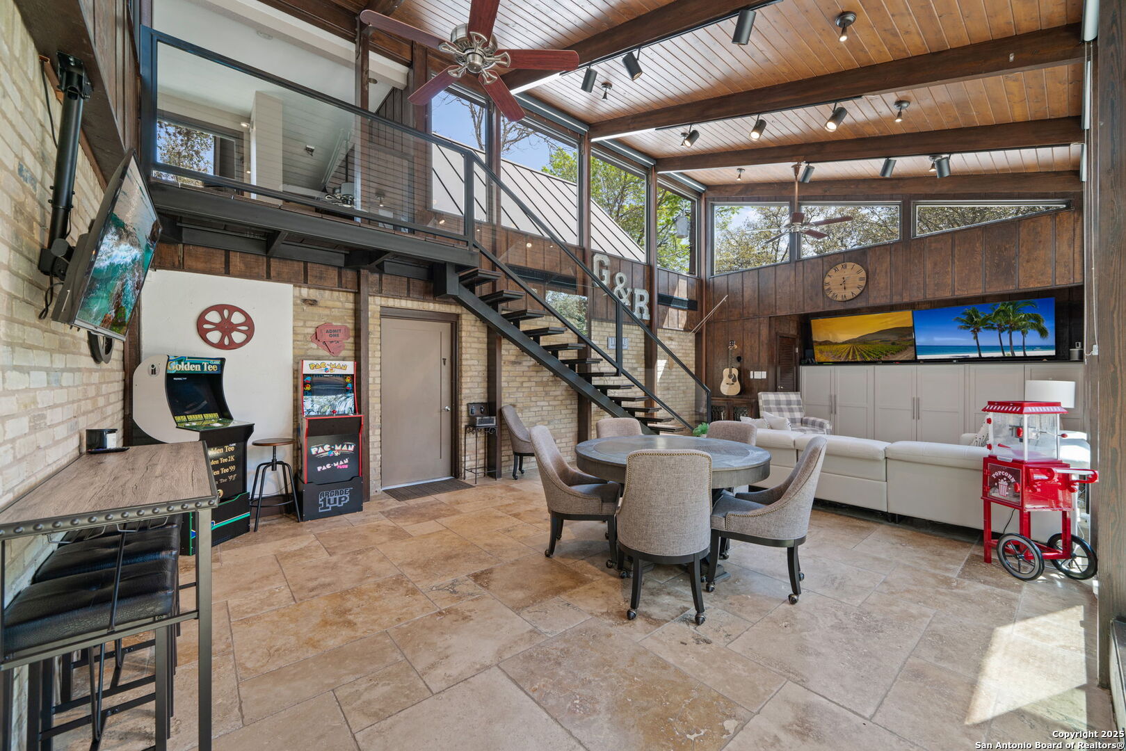222 Royal Oaks