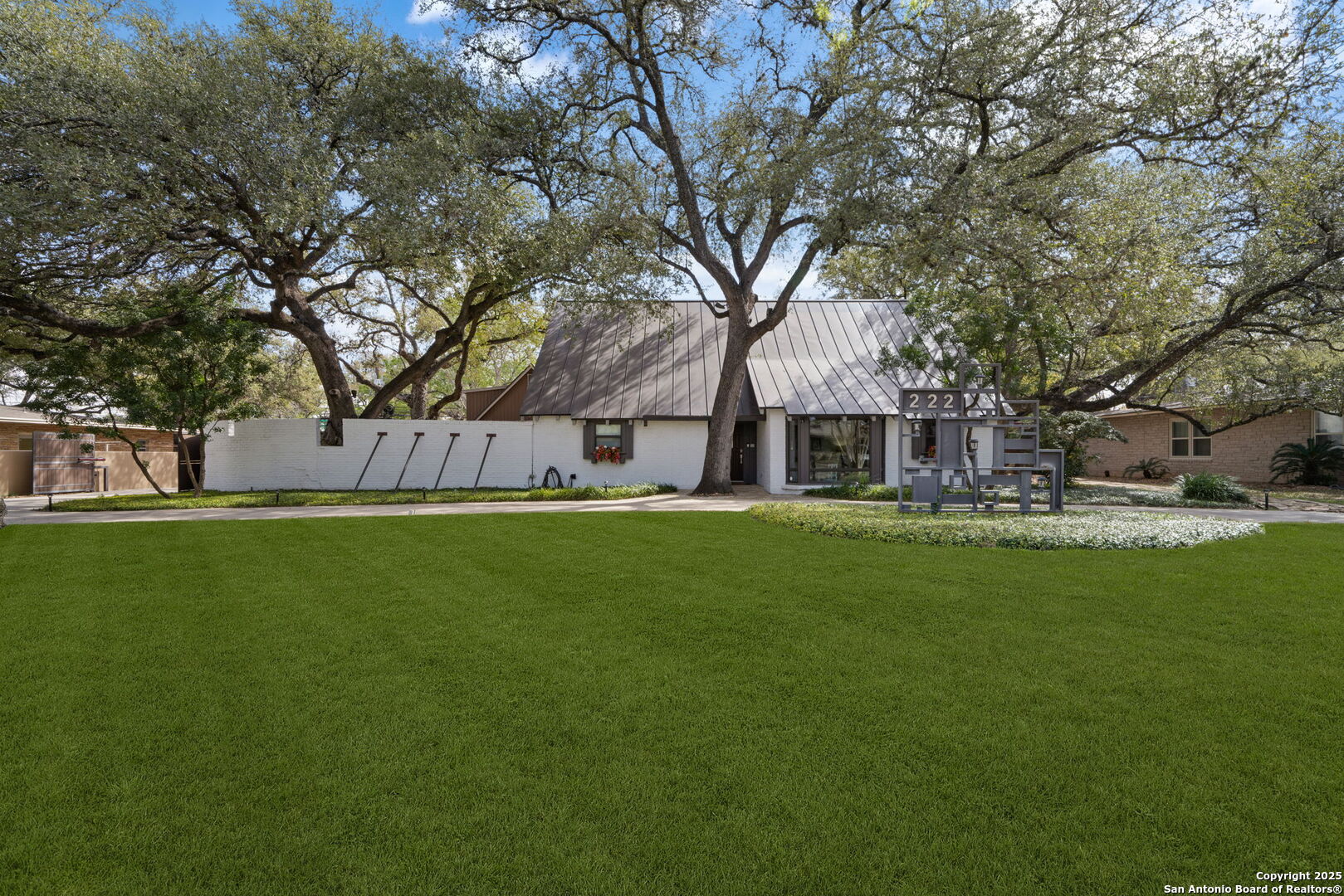 222 Royal Oaks