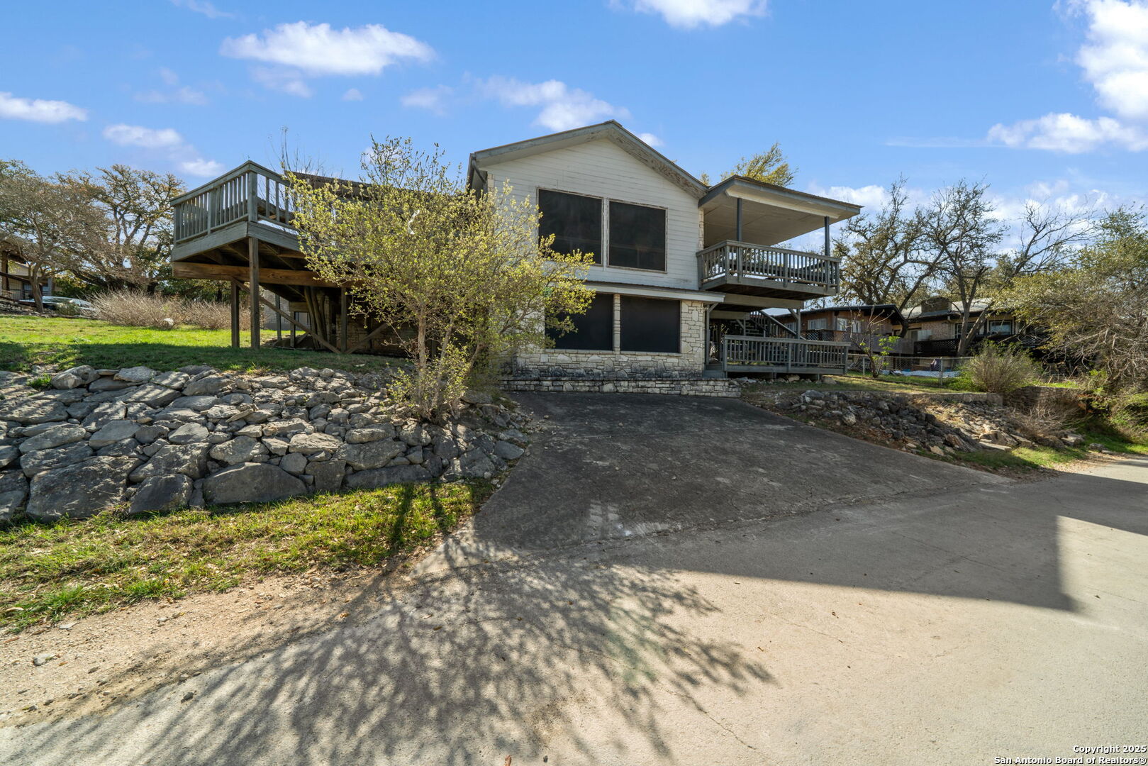 831 Hill Top
