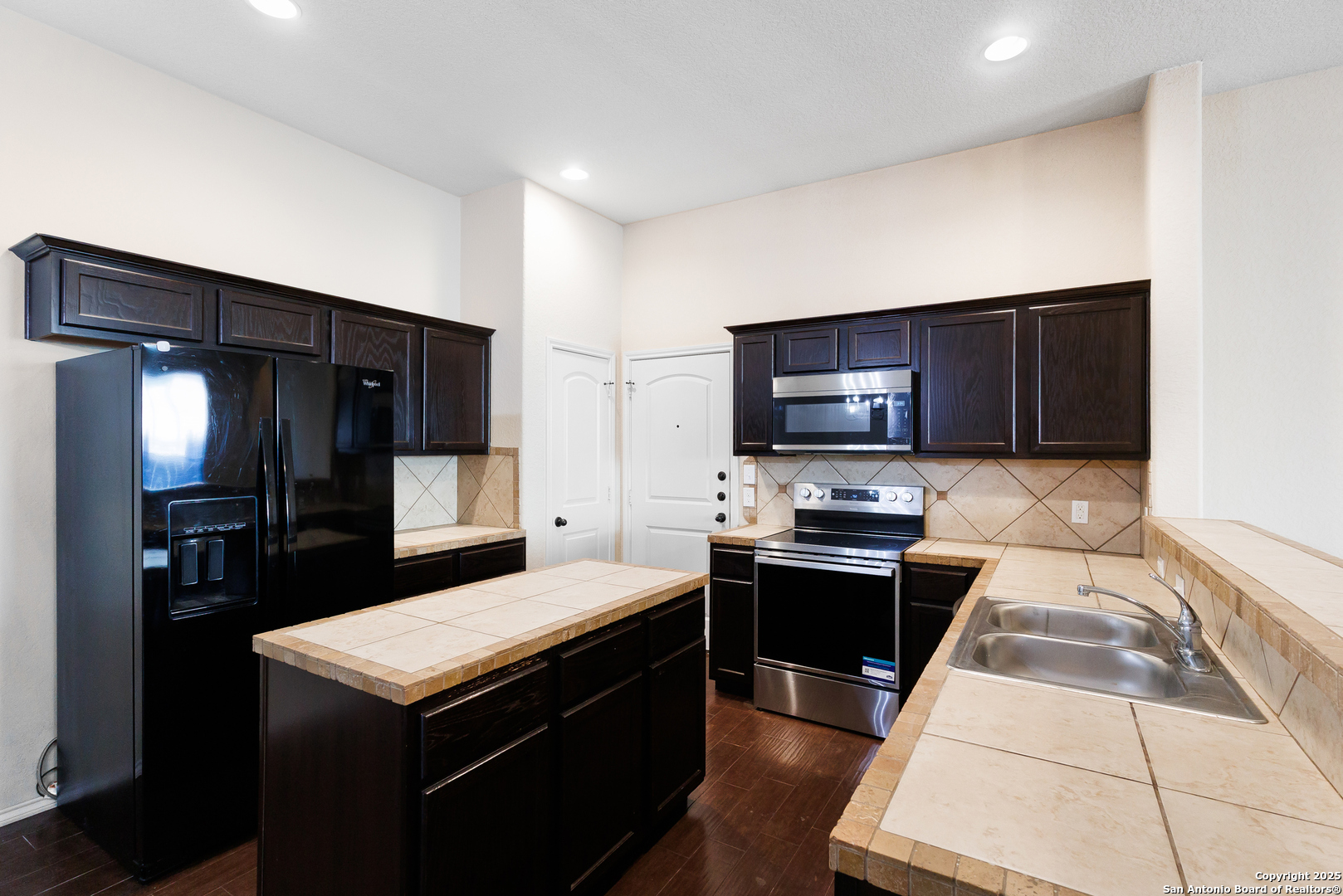 681, 685 Creekside Cir