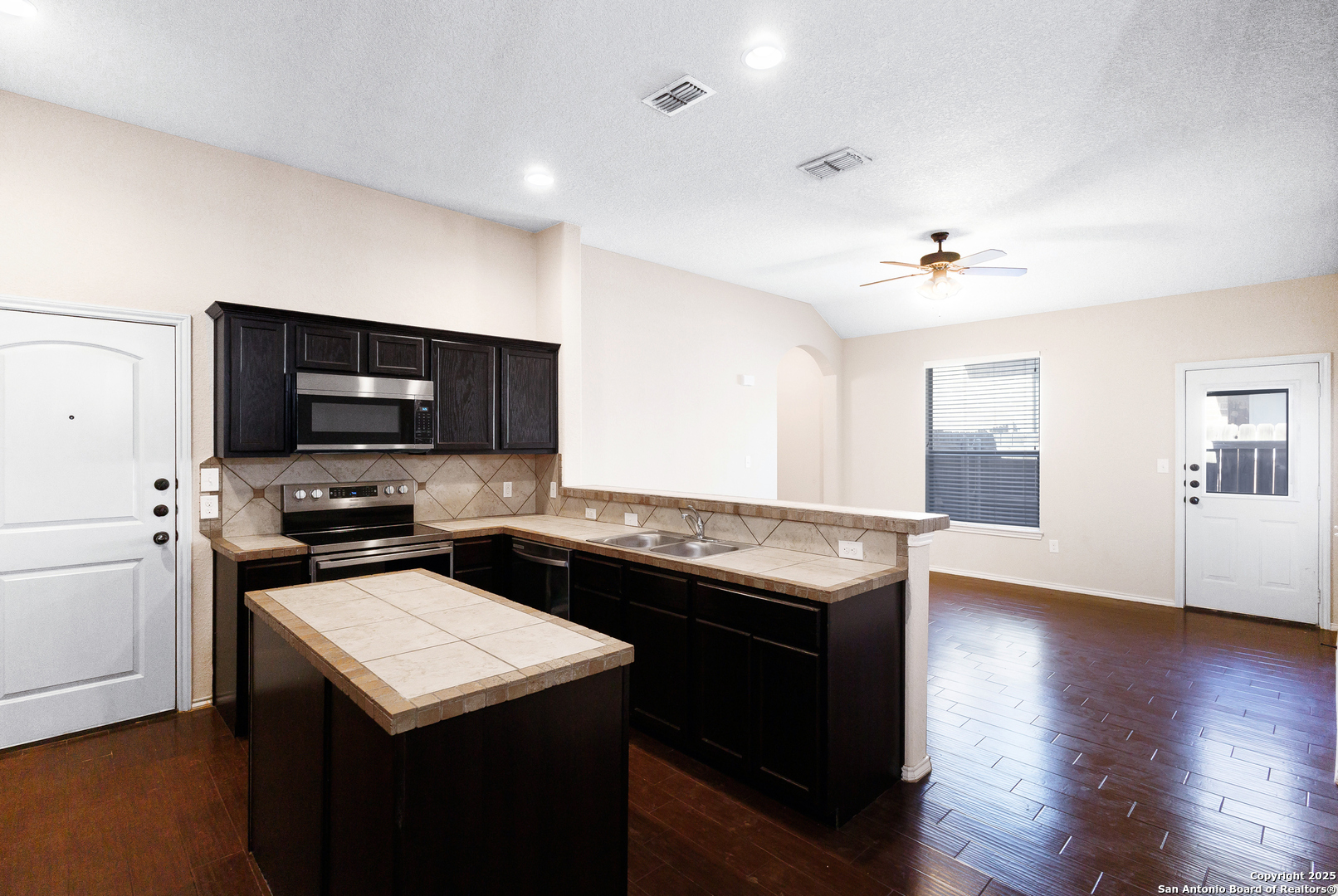 681, 685 Creekside Cir