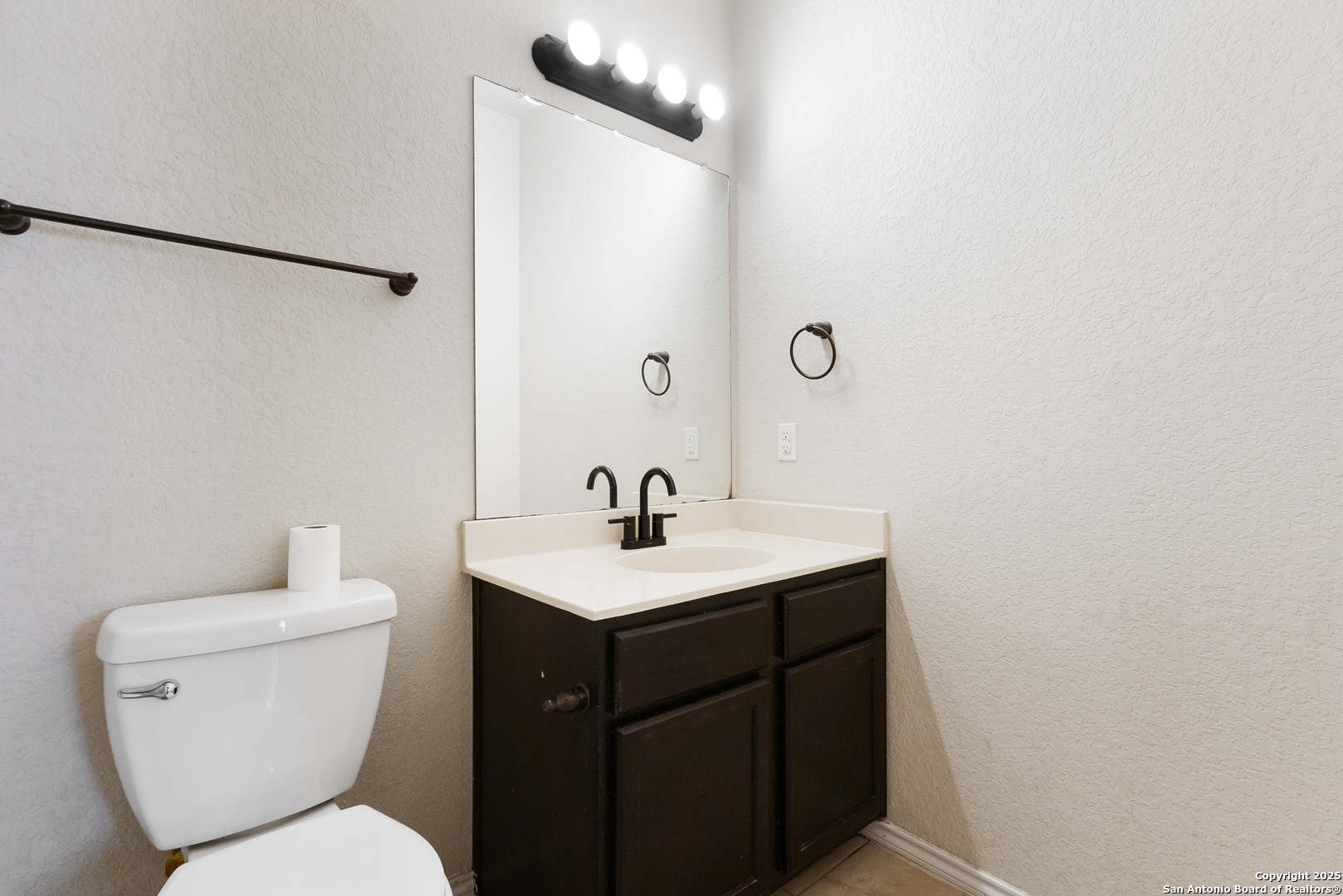 681, 685 Creekside Cir