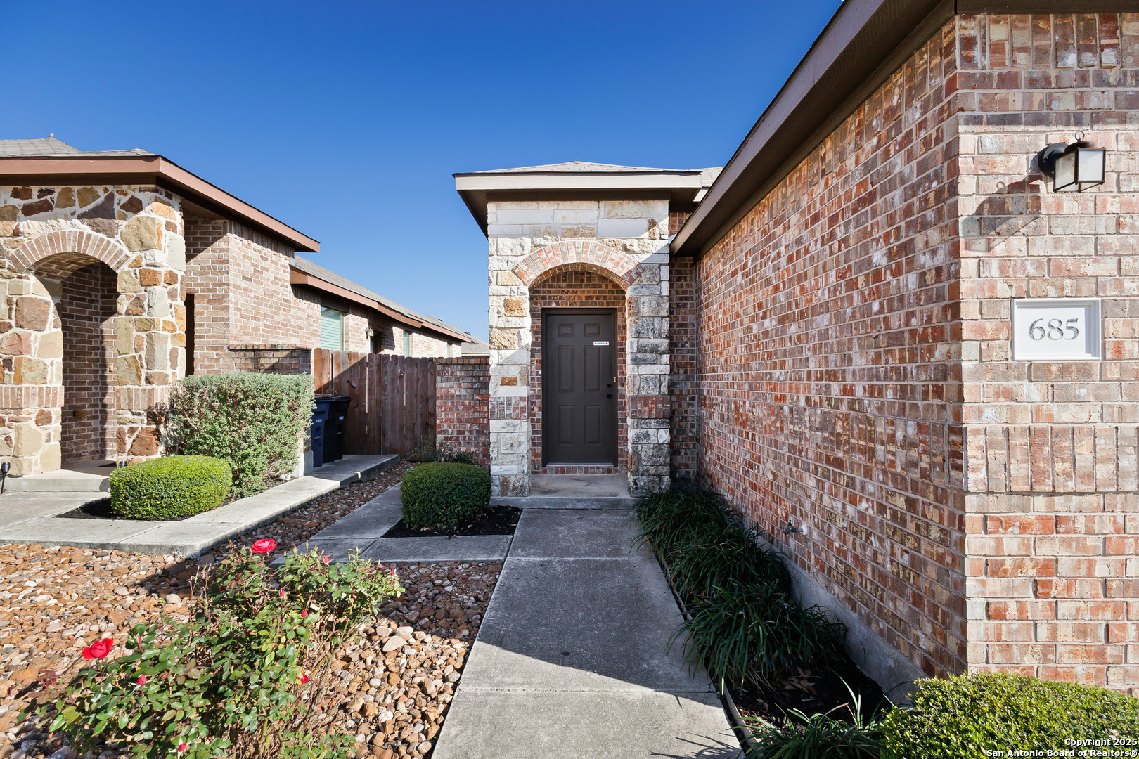 681, 685 Creekside Cir