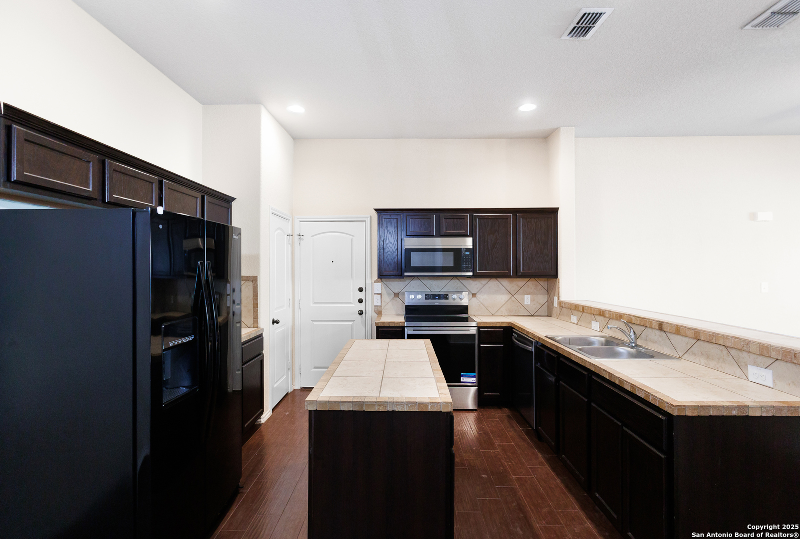 681, 685 Creekside Cir