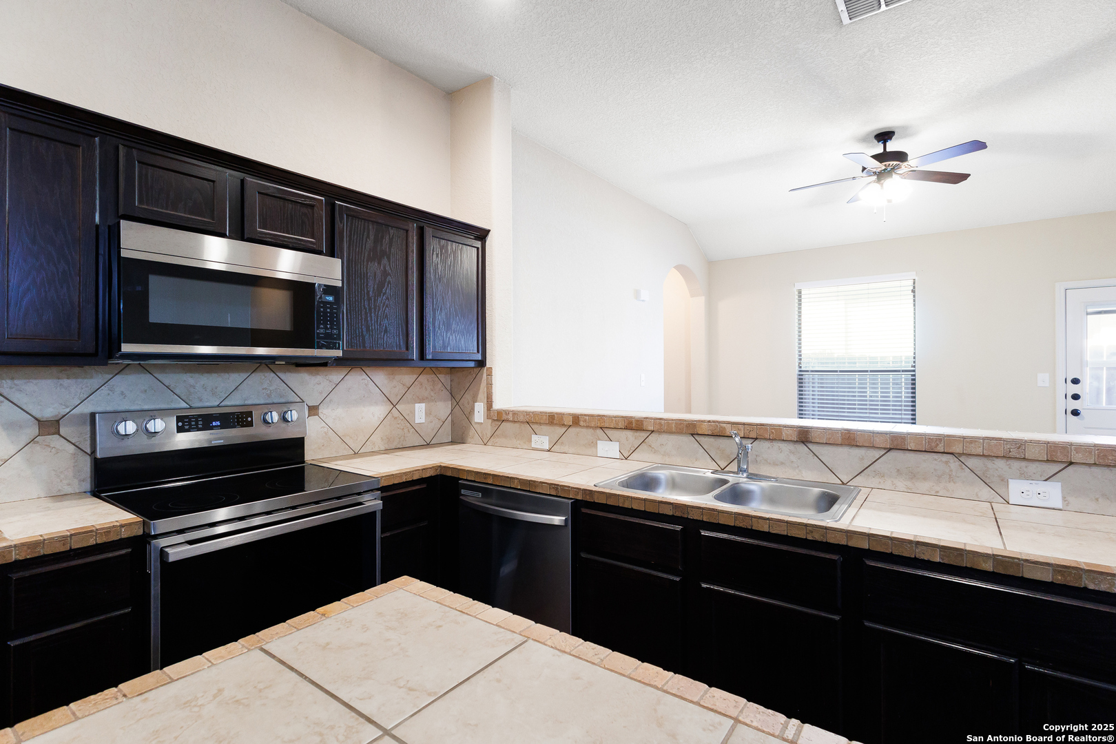 681, 685 Creekside Cir