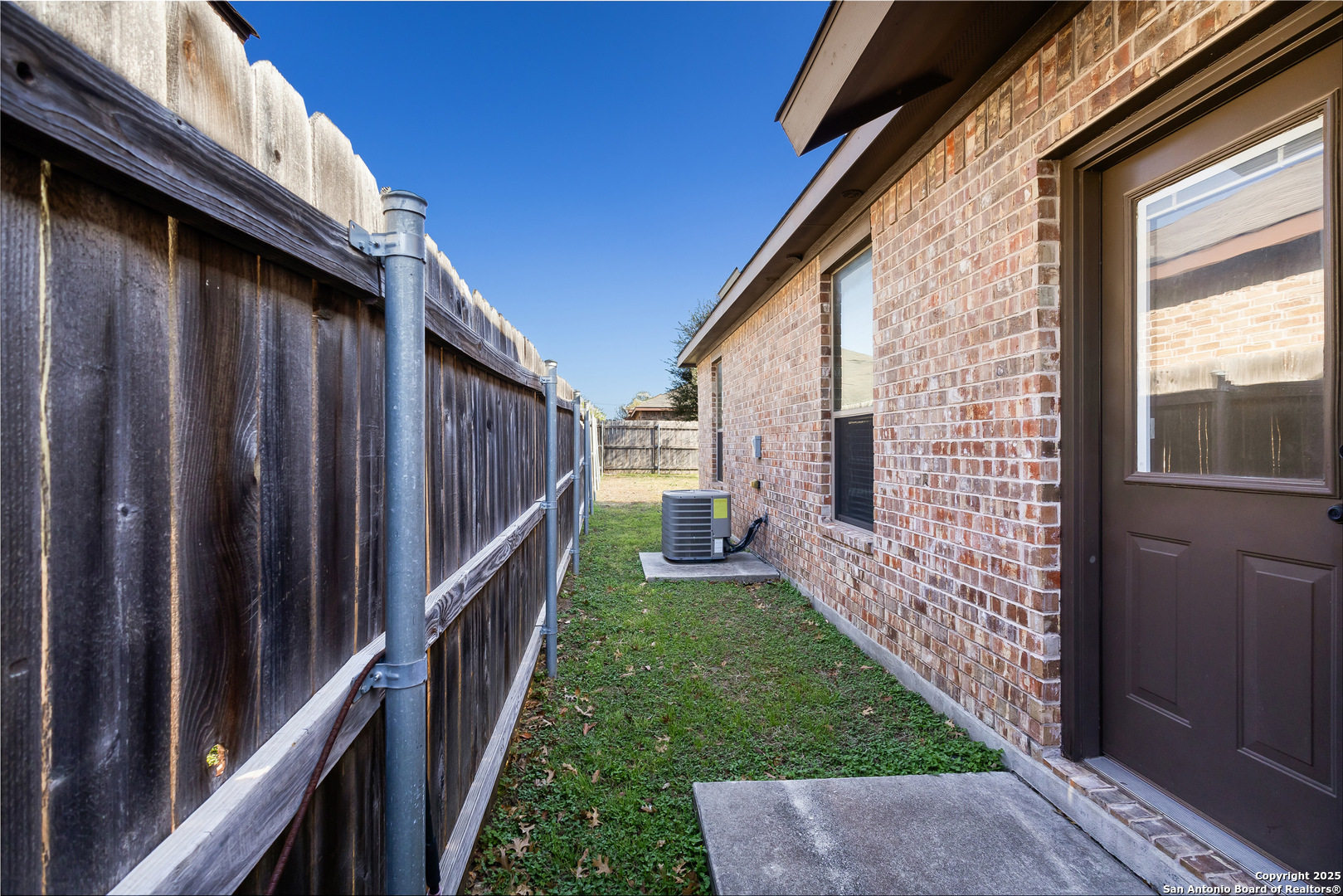 681, 685 Creekside Cir