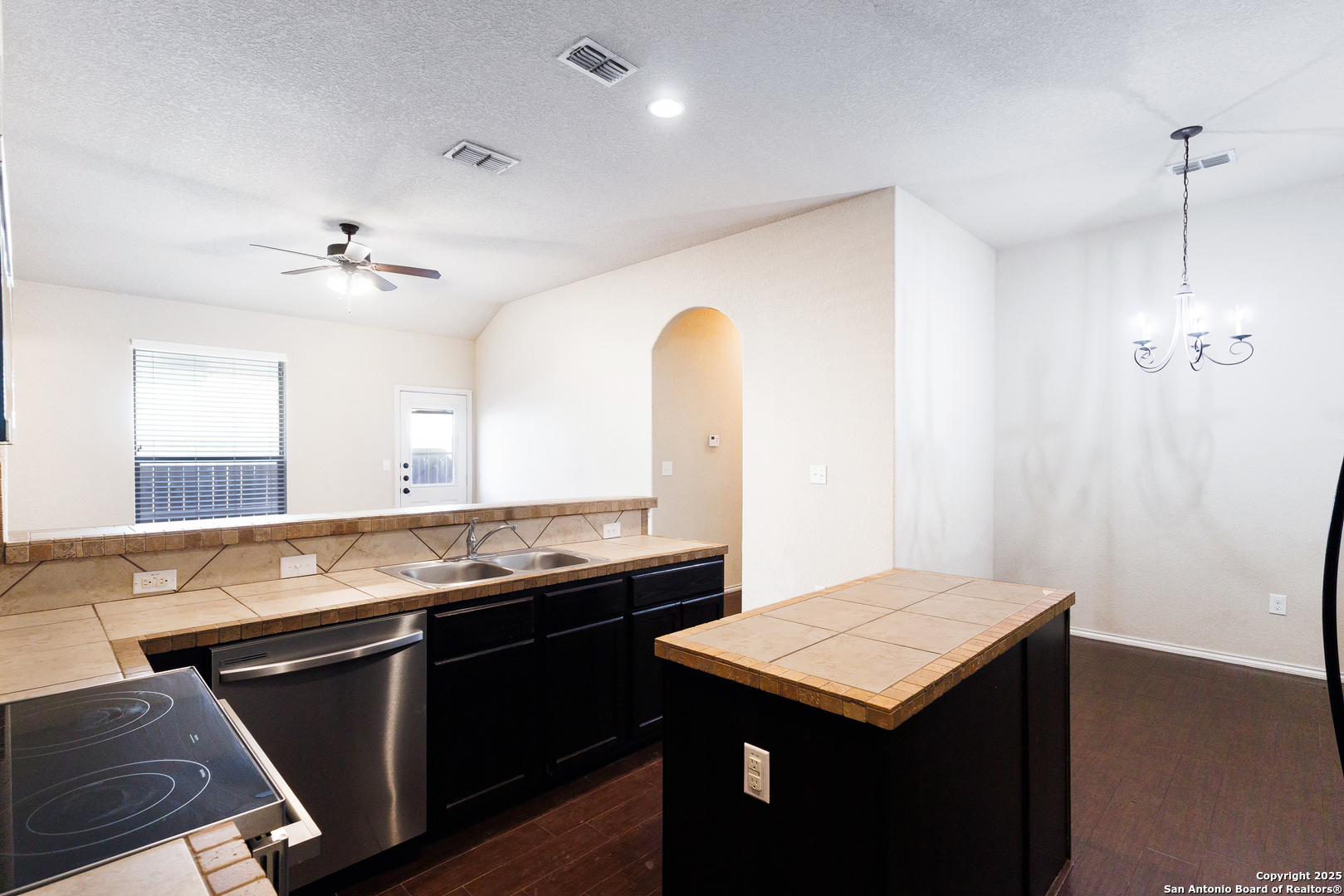 681, 685 Creekside Cir