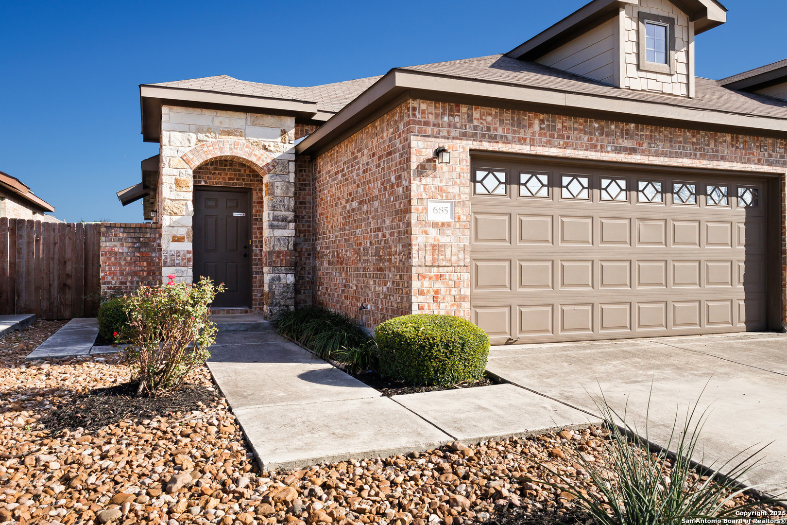 681, 685 Creekside Cir