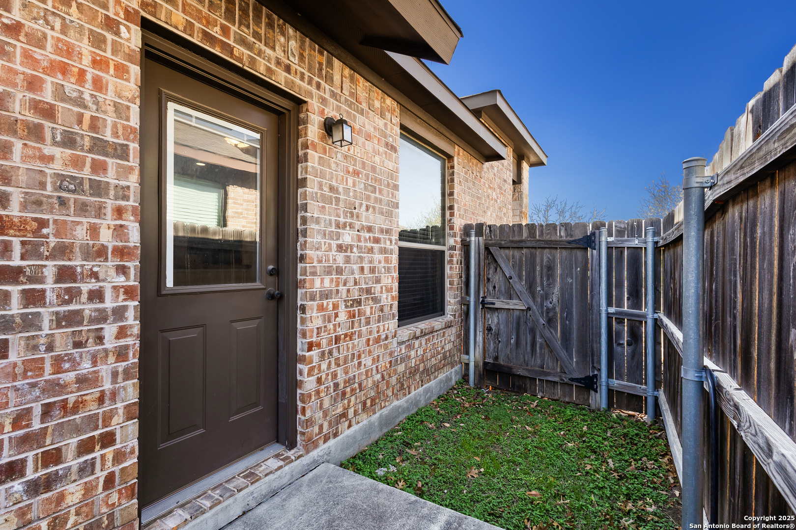 681, 685 Creekside Cir