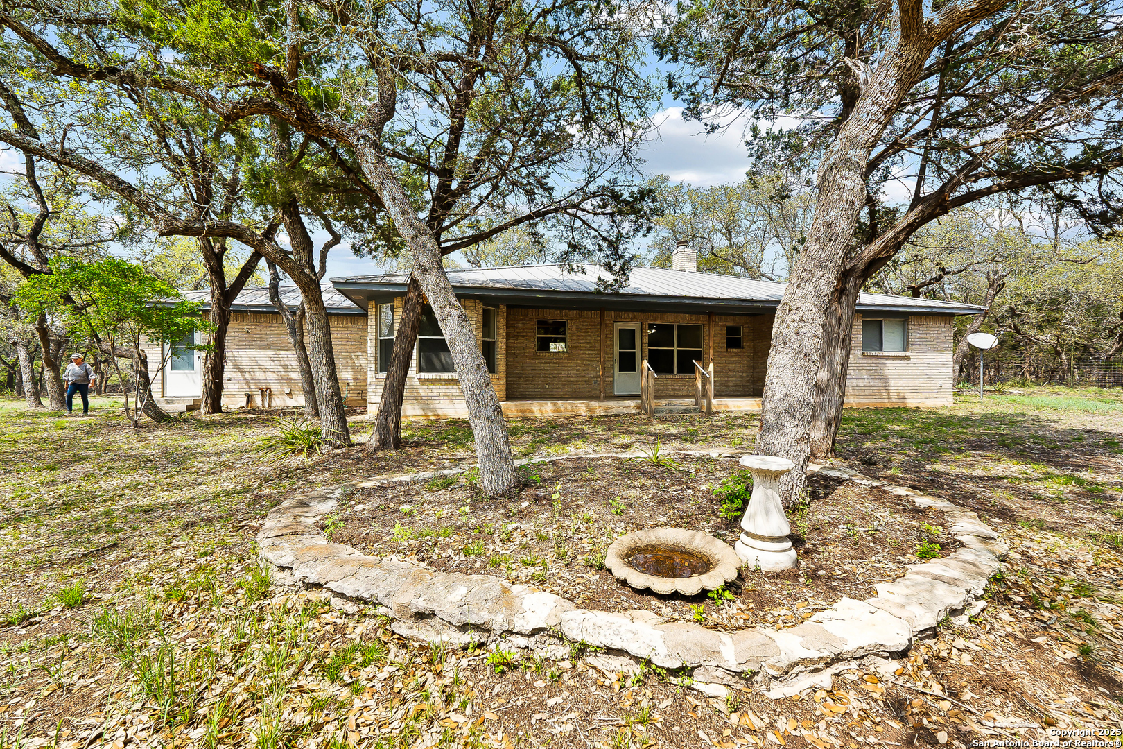 2501 fischer store
