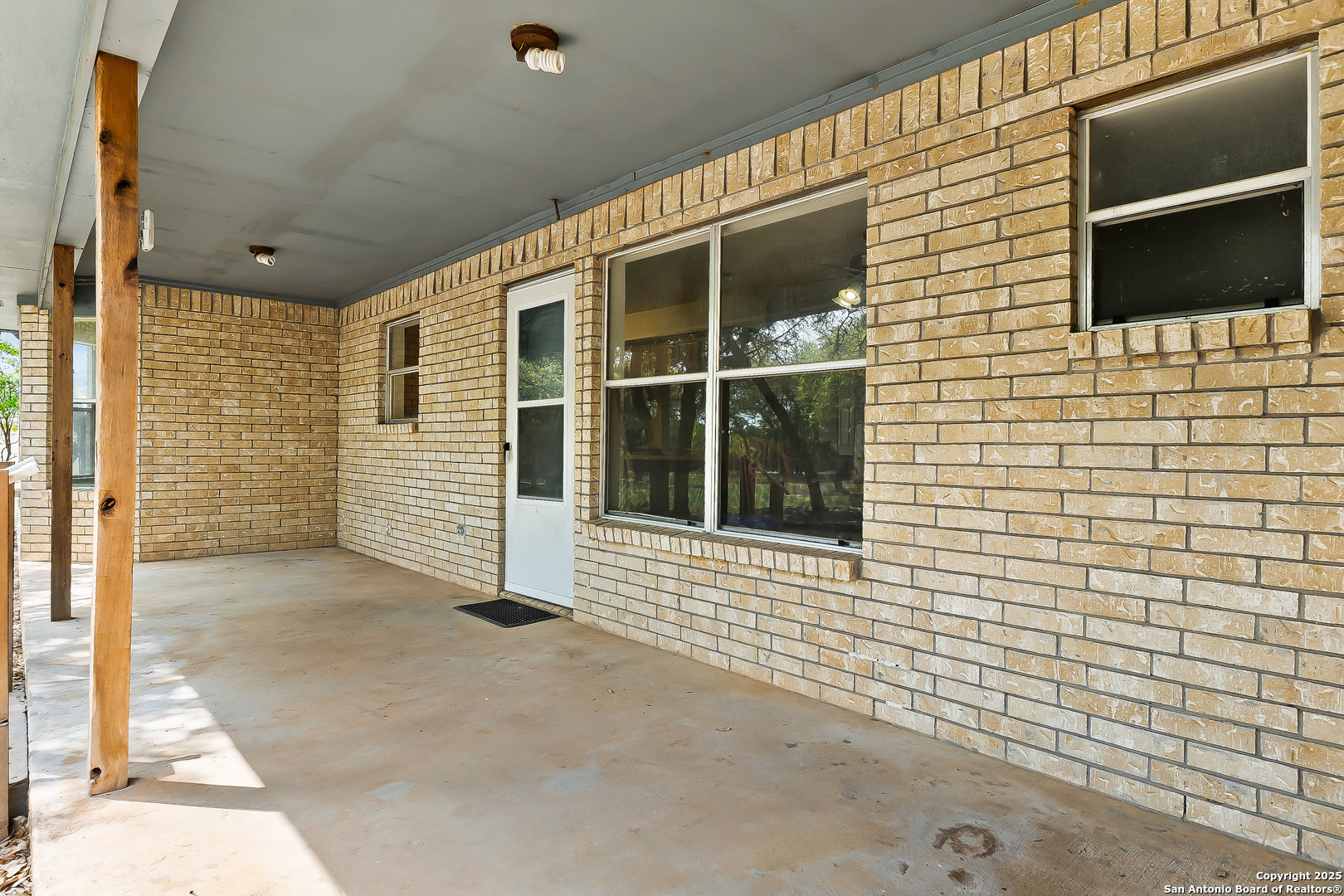 2501 fischer store